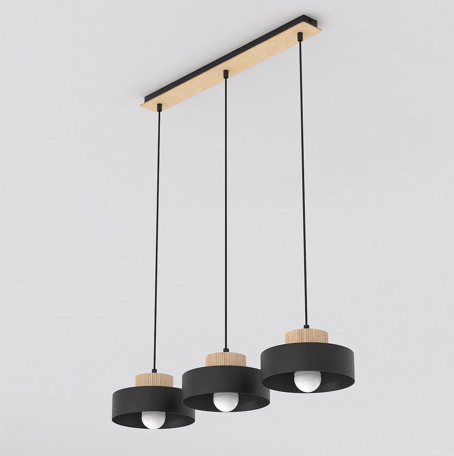 Suspension trois lumières, abat-jours cylindriques noirs et détails en bois clair, fond blanc