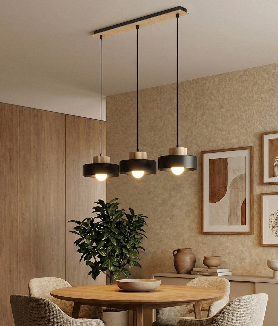 Mise en ambiance au-dessus d'une table ronde en bois, intérieur beige chaleureux avec plante verte