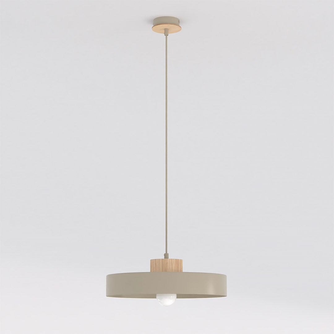 Vue de face de la suspension beige sur fond clair, cordon et rosace visibles.