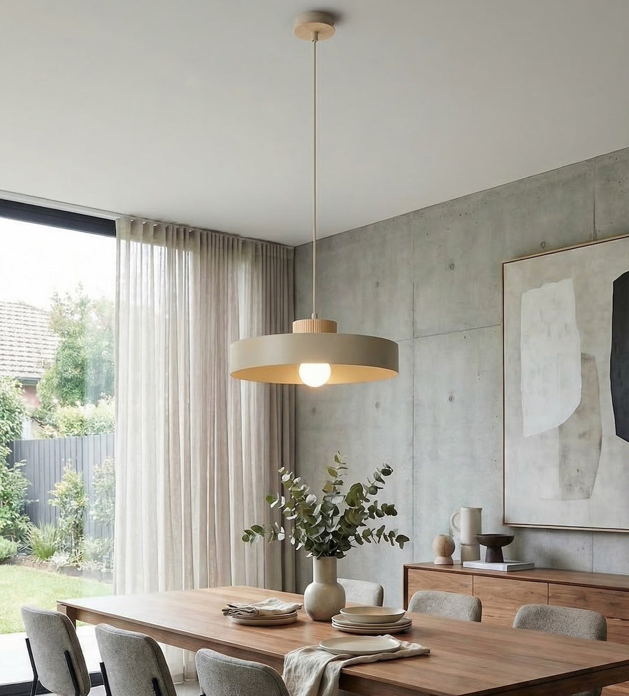 Vue en situation dans un séjour contemporain, suspension beige éclairant une table en bois.