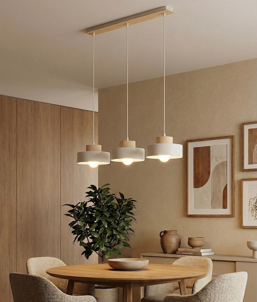 Suspension installée au-dessus d'une table ronde en bois dans une salle à manger
