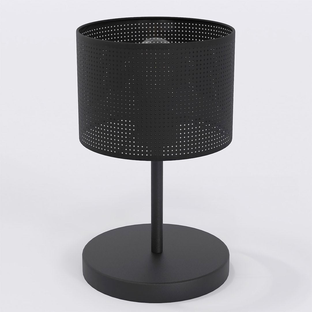 Lampe à poser noire sur fond blanc, abat-jour cylindrique perforé et socle rond.
