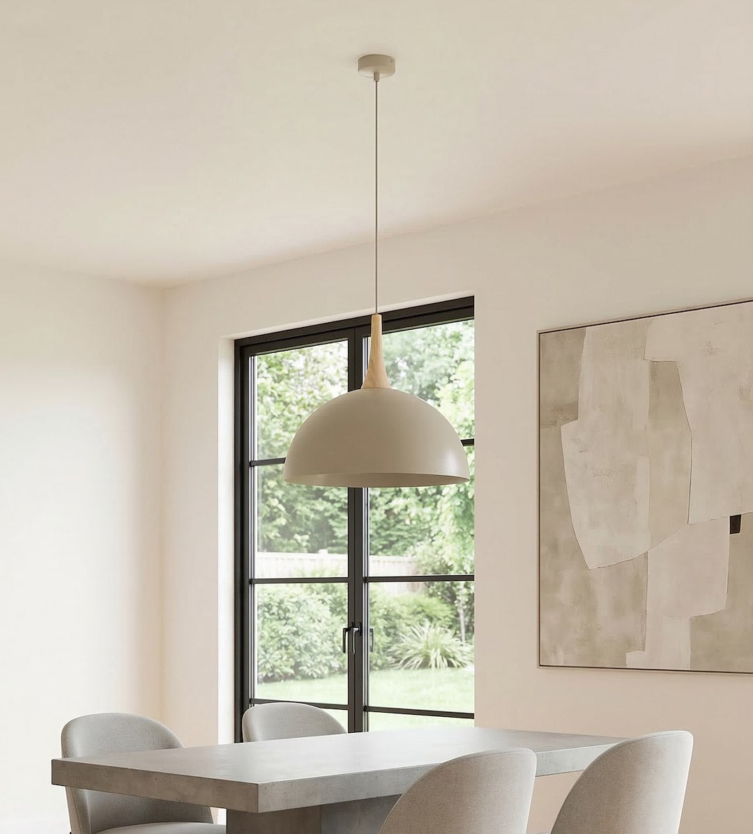 Le luminaire au-dessus d'une table, près d'une fenêtre noire et d'un tableau