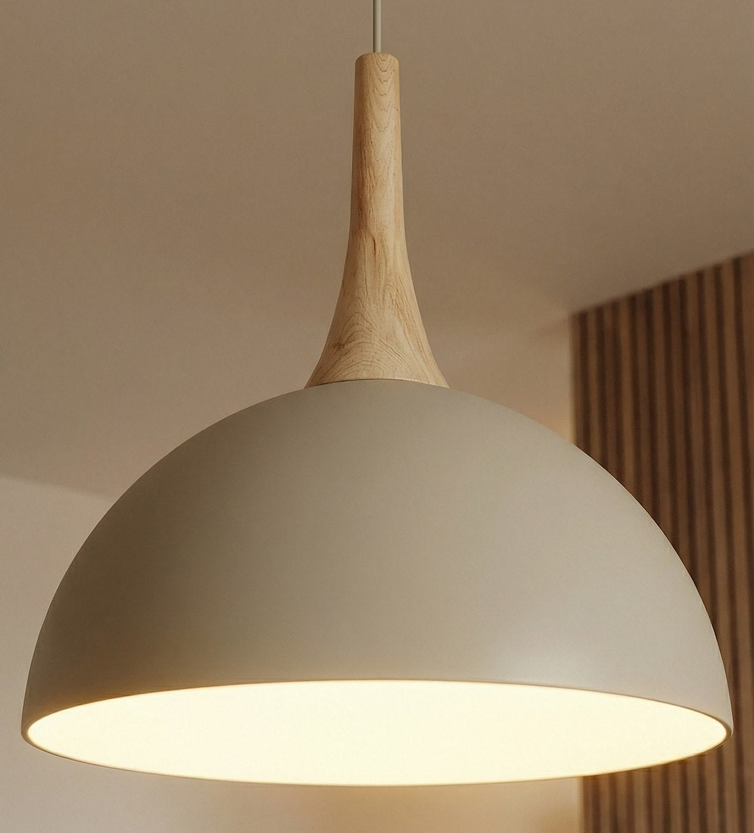 Gros plan sur la finition, col en bois naturel et intérieur diffusant la lumière