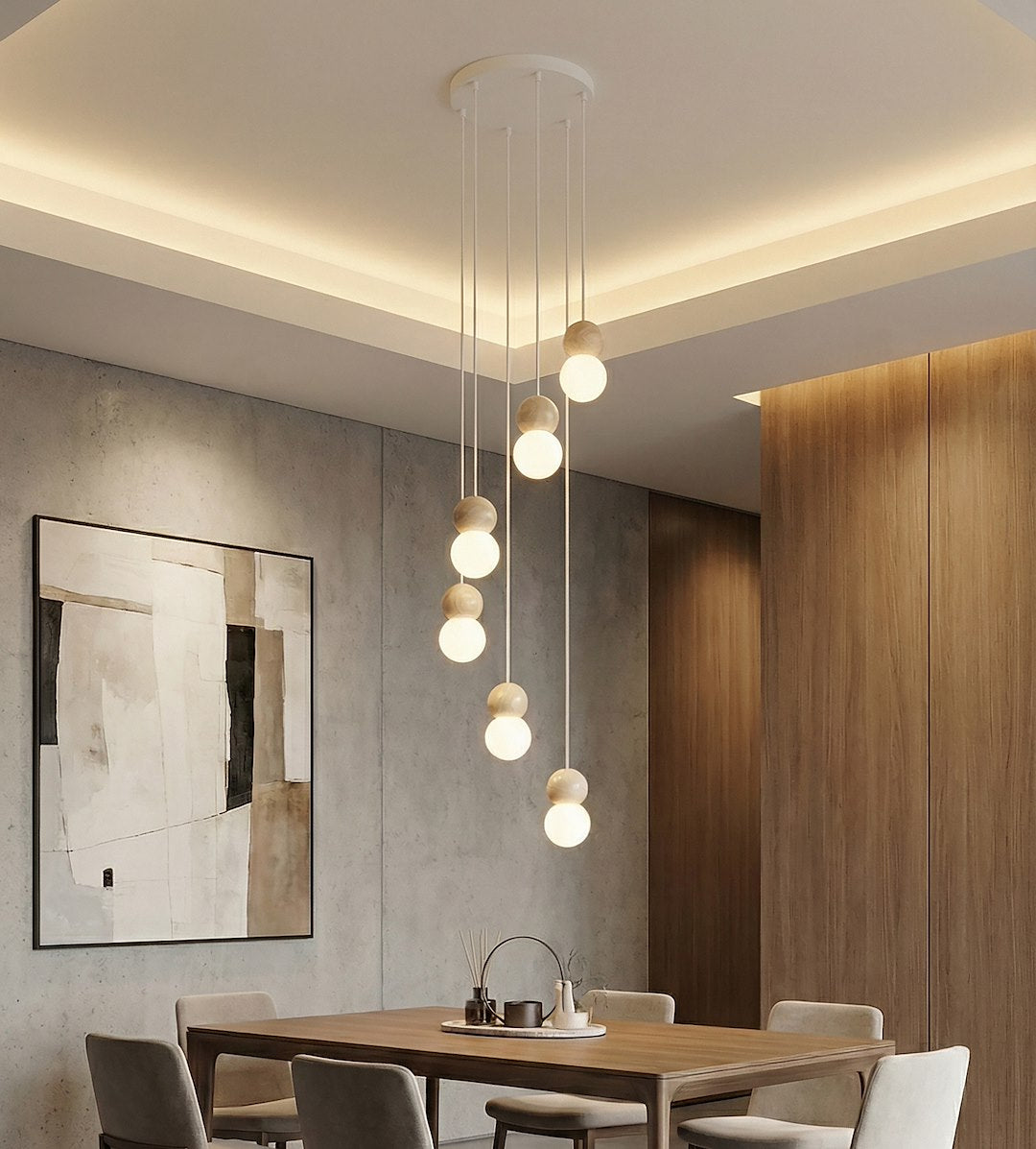 Ambiance salle à manger design, luminaire cascadant devant une crédence en bois