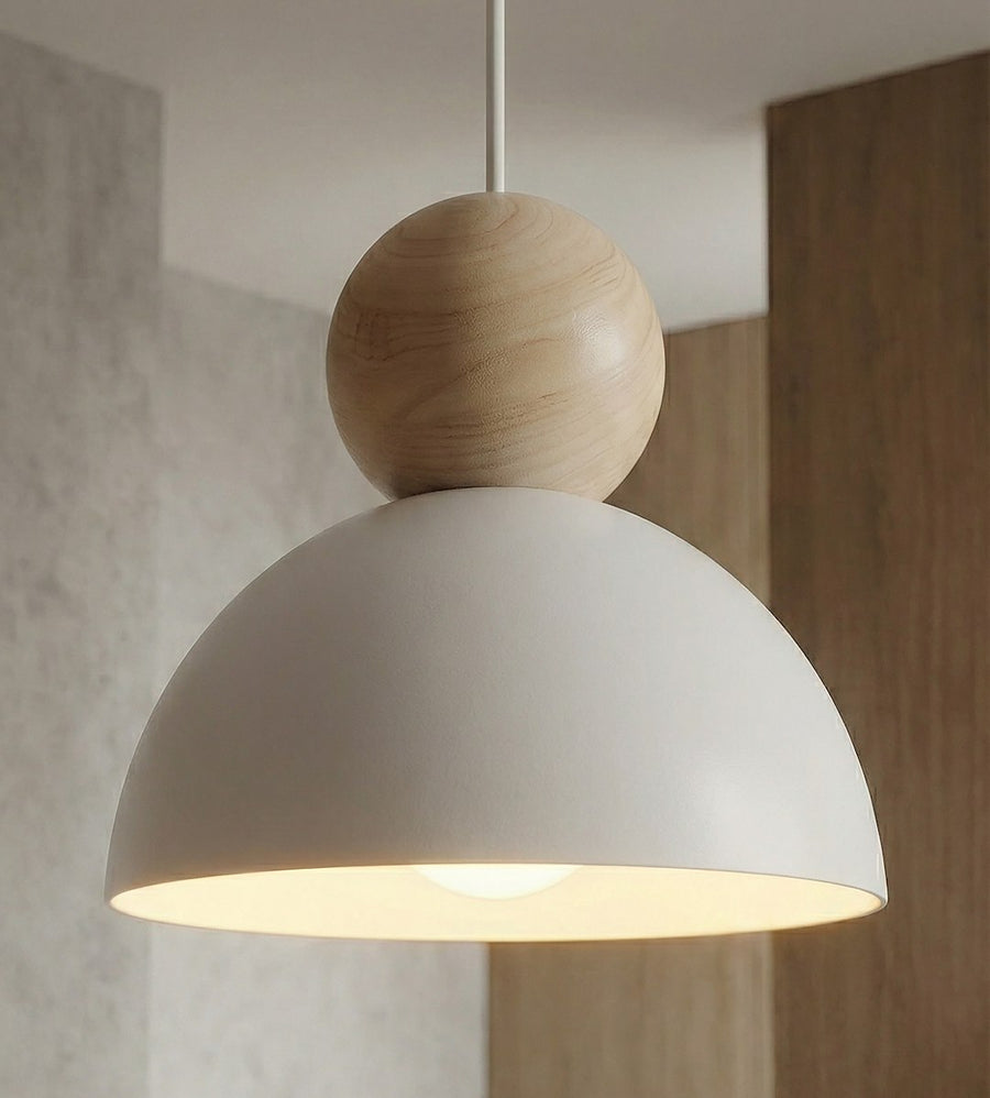 Gros plan sur une suspension : boule en bois et abat-jour blanc, ampoule visible