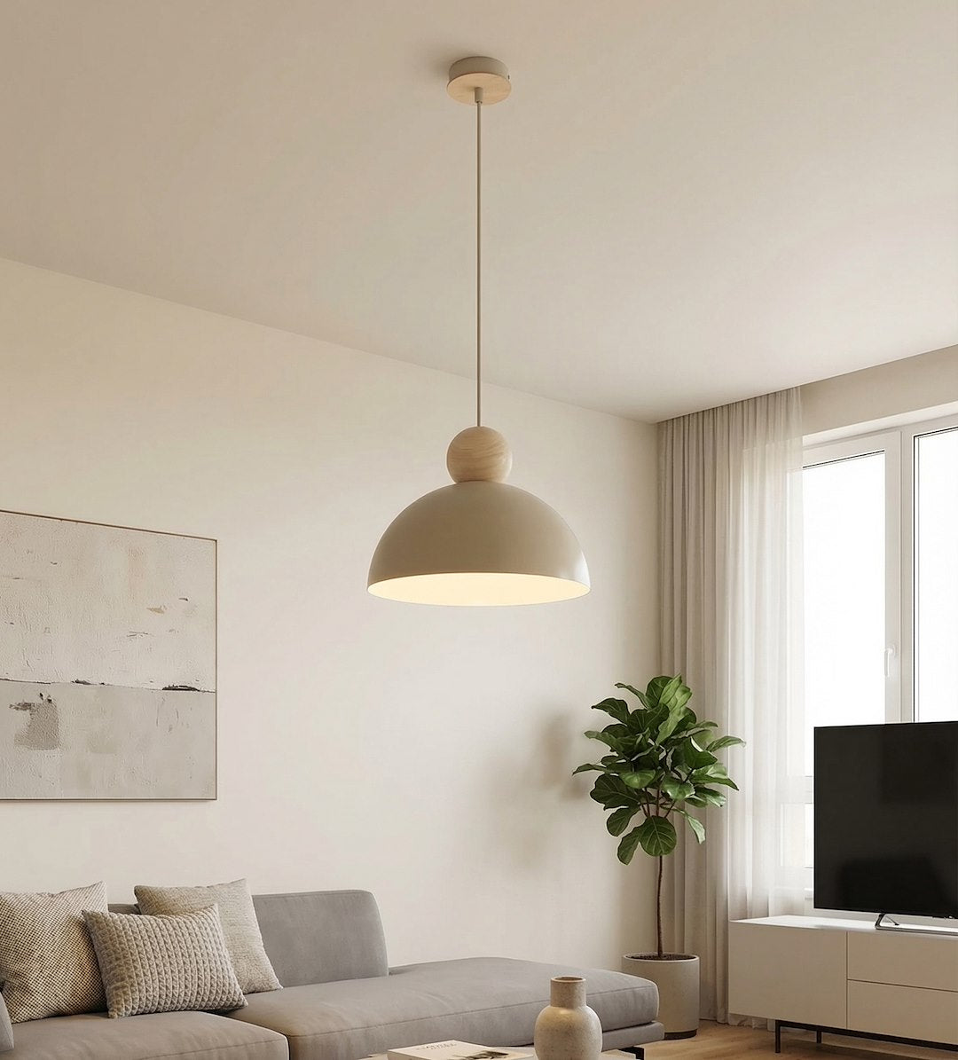 Mise en situation salon, suspension beige suspendue près d'un canapé gris et d'une plante.