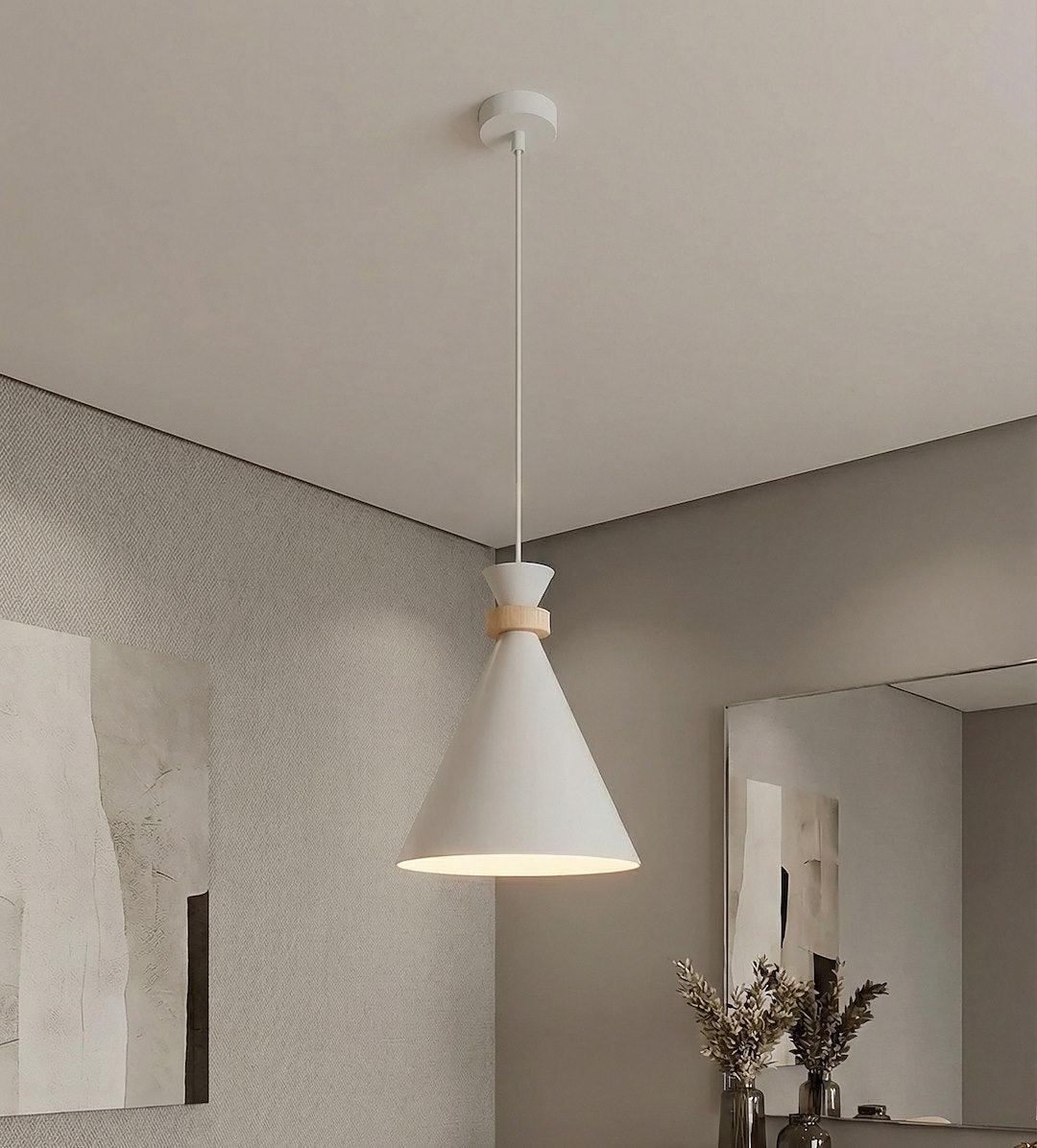 Suspension fixée au plafond devant un miroir dans un intérieur gris