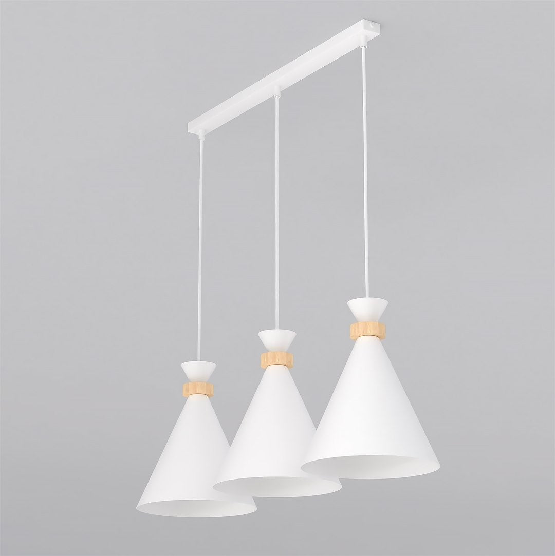 Suspension blanche à trois abat-jours coniques vue de trois quarts sur fond gris clair