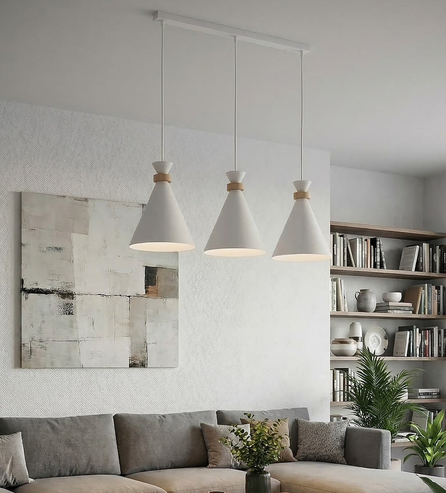 Mise en ambiance dans un salon, canapé gris, tableau abstrait et bibliothèque en bois