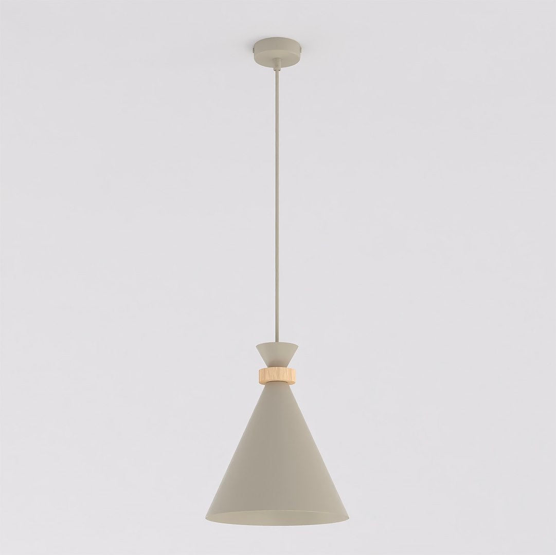 Suspension beige à abat-jour conique et anneau en bois, vue de face sur fond clair