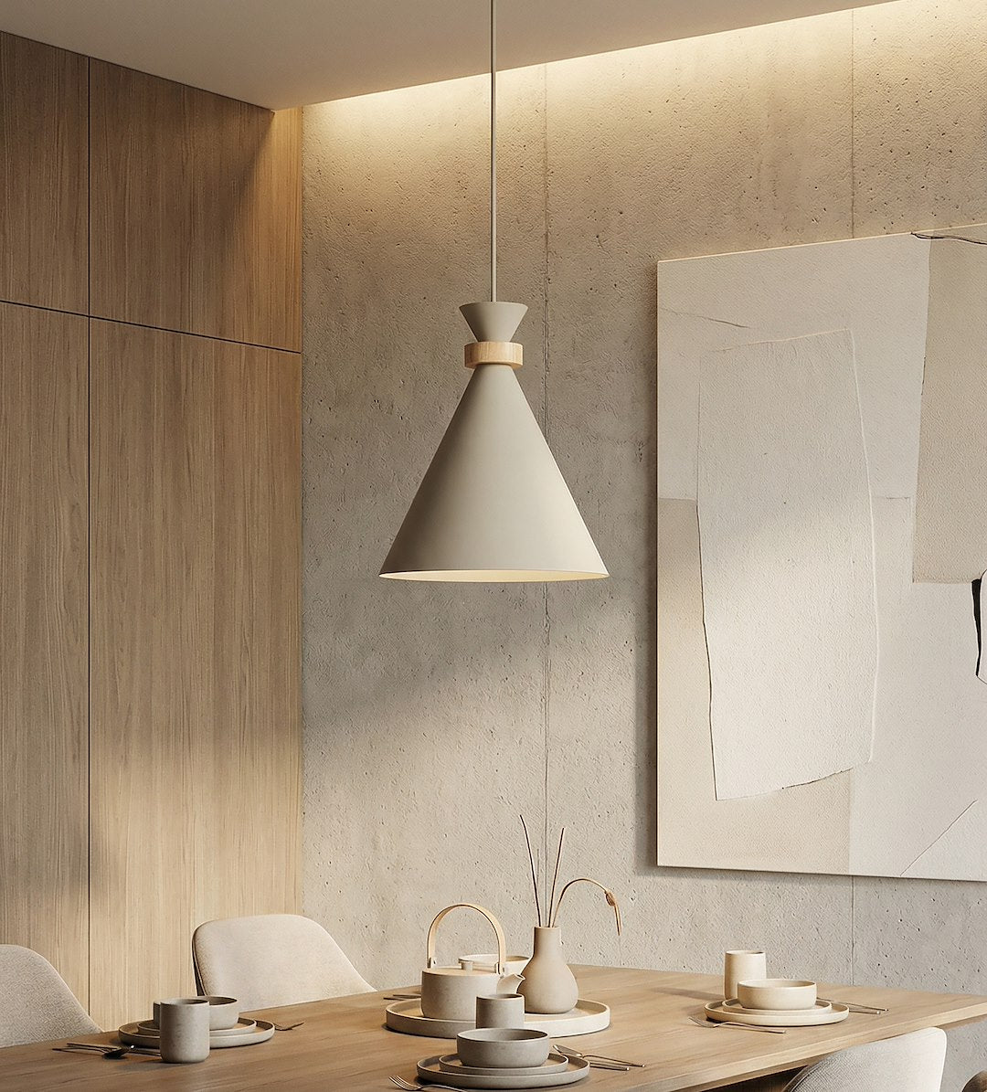 Salle à manger en ambiance : suspension allumée au-dessus d'une table en bois et mur béton