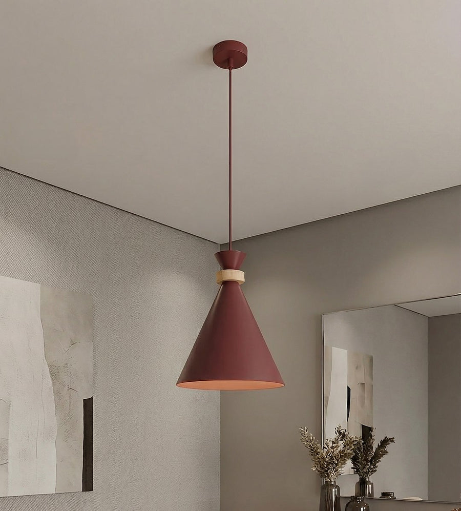 Vue en intérieur, suspension conique bordeaux devant miroir et papier peint texturé