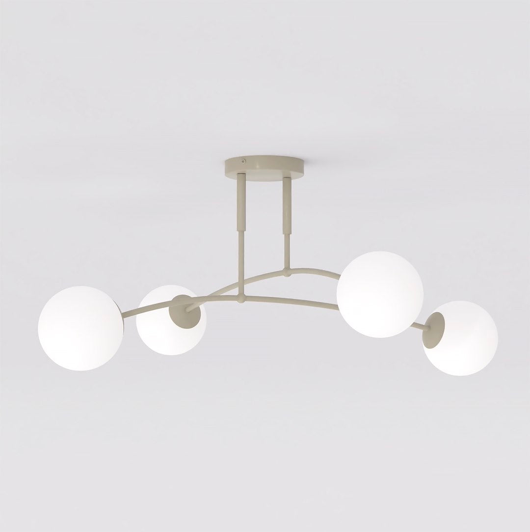 Vue de face du plafonnier beige avec quatre globes en verre blanc.