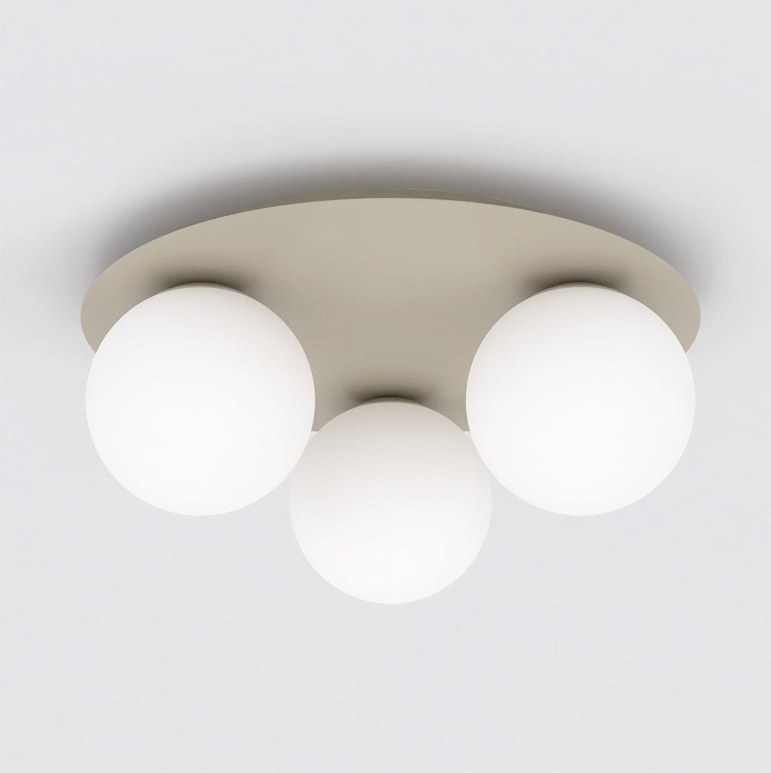 Plafonnier trois globes blancs opalins sur rosace ronde beige, vue de face