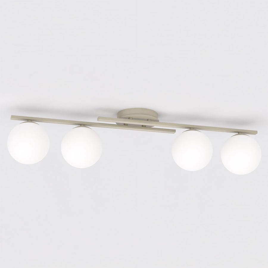Vue de face du plafonnier beige, barre droite et quatre globes en verre blanc