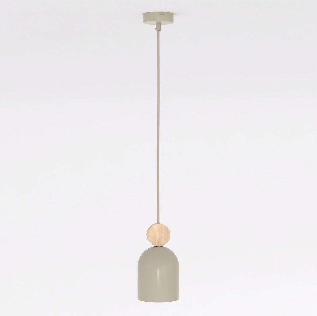 Suspension beige vue de face, abat-jour en dôme et boule en bois