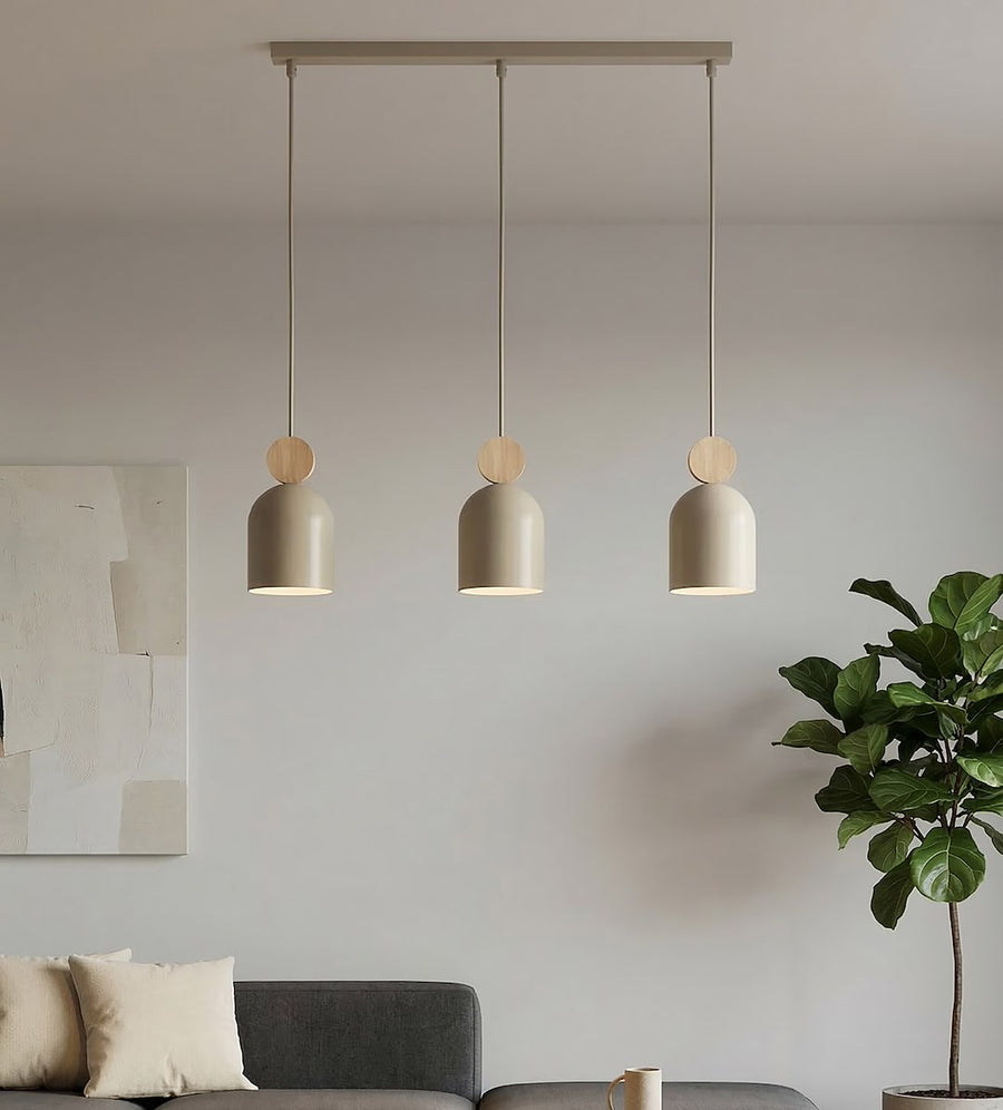 Mise en ambiance salon, suspensions devant tableau et plante verte