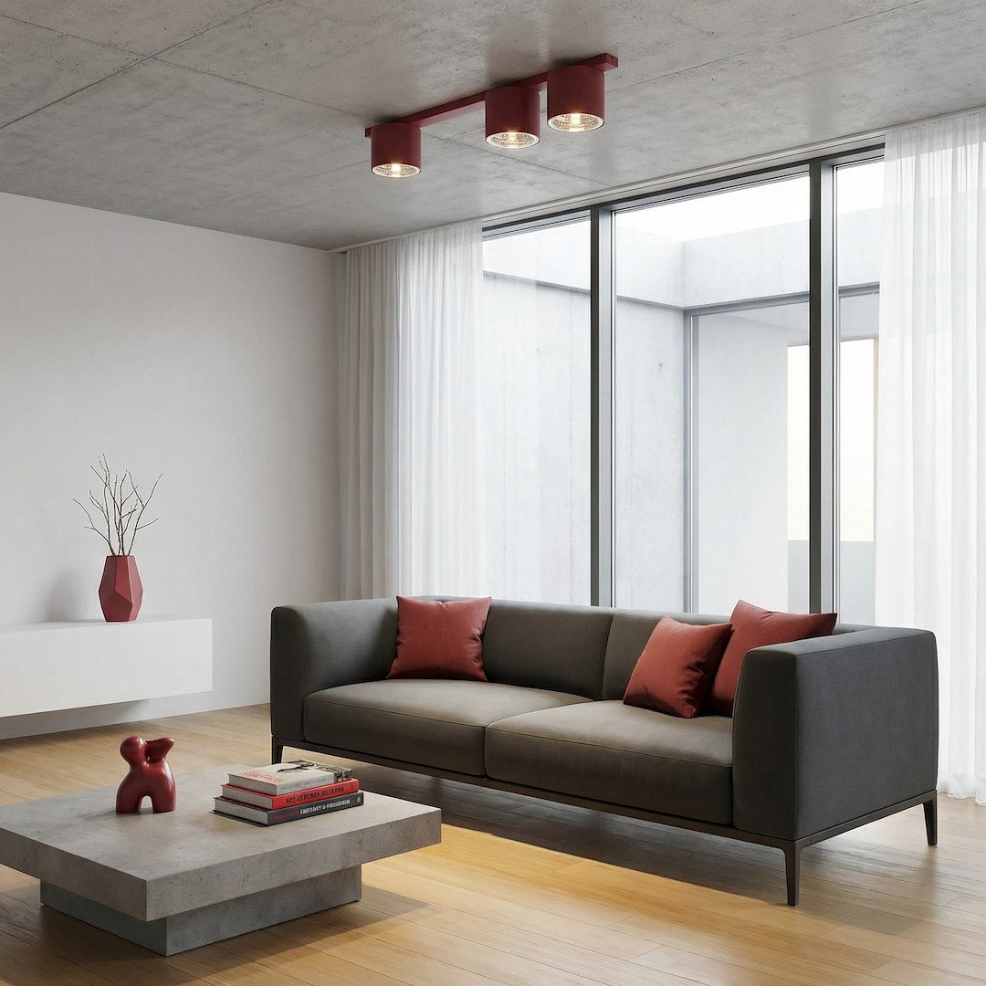 Mise en ambiance dans un salon moderne, plafonnier allumé au plafond