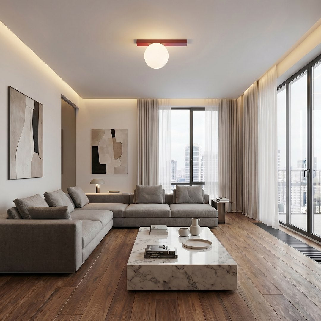 Mise en ambiance dans un salon contemporain avec canapé gris et baies vitrées