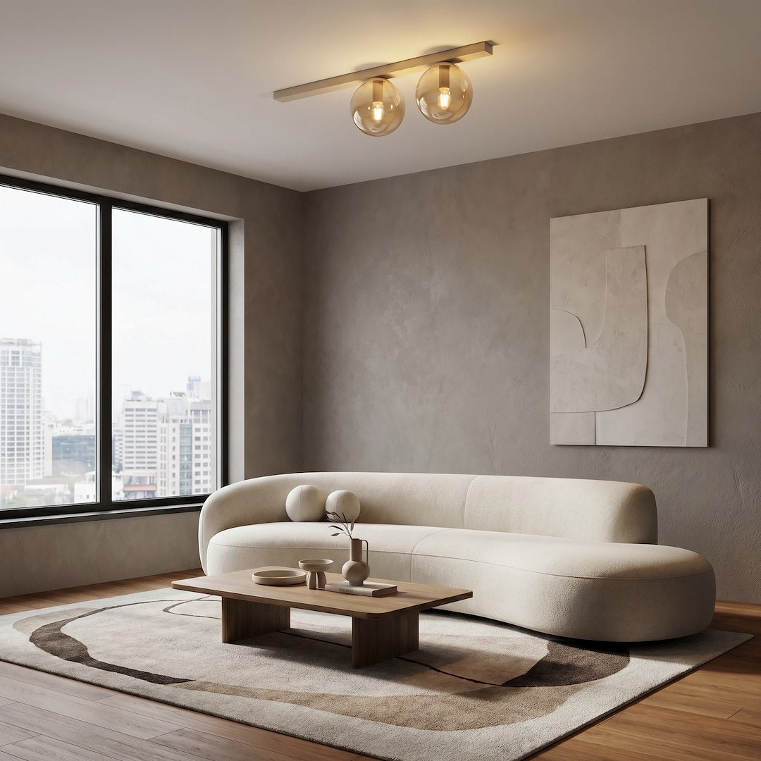 Ambiance intérieure contemporaine, luminaire allumé au-dessus d'un canapé arrondi beige