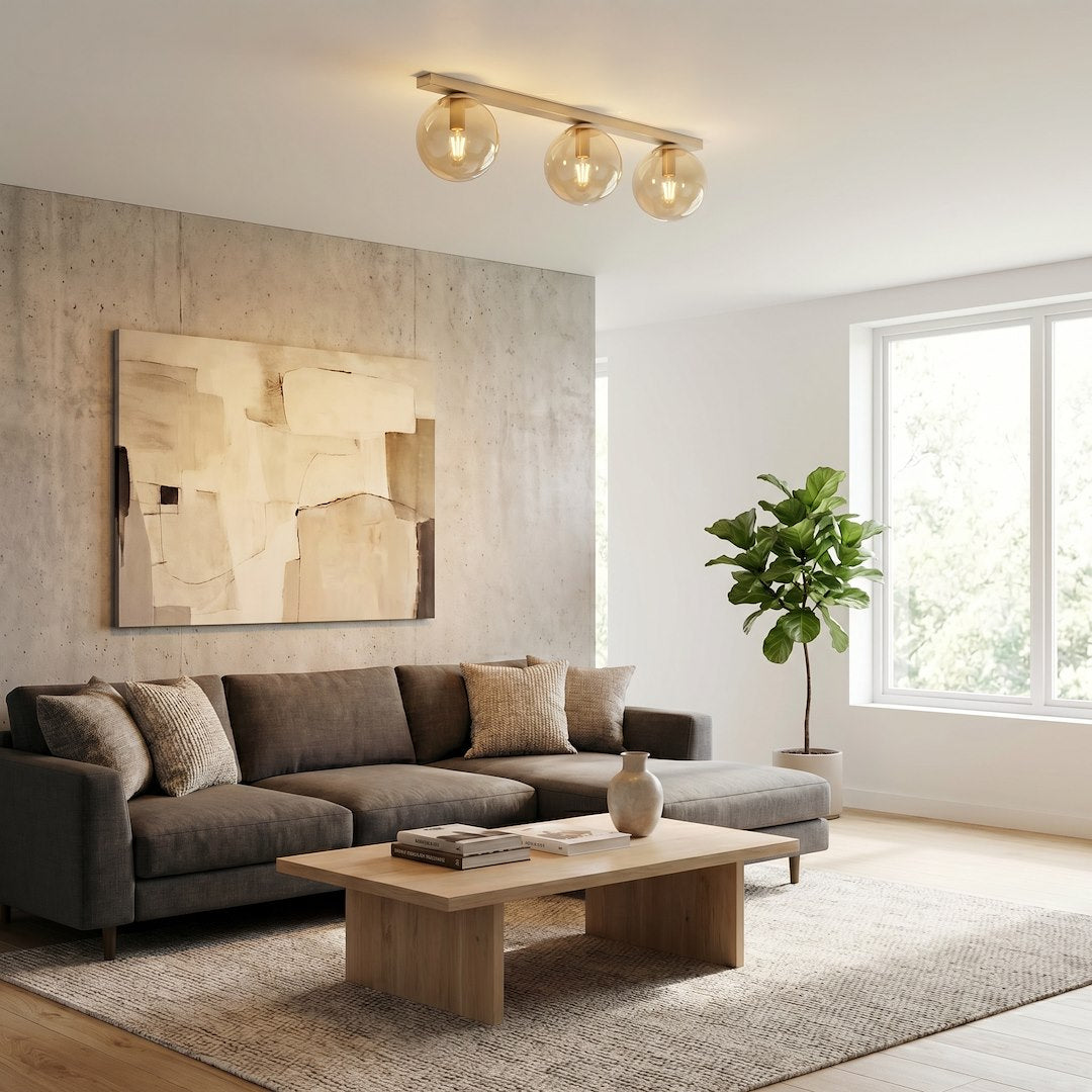 Plafonnier allumé au-dessus d'un salon gris avec tableau et plante verte
