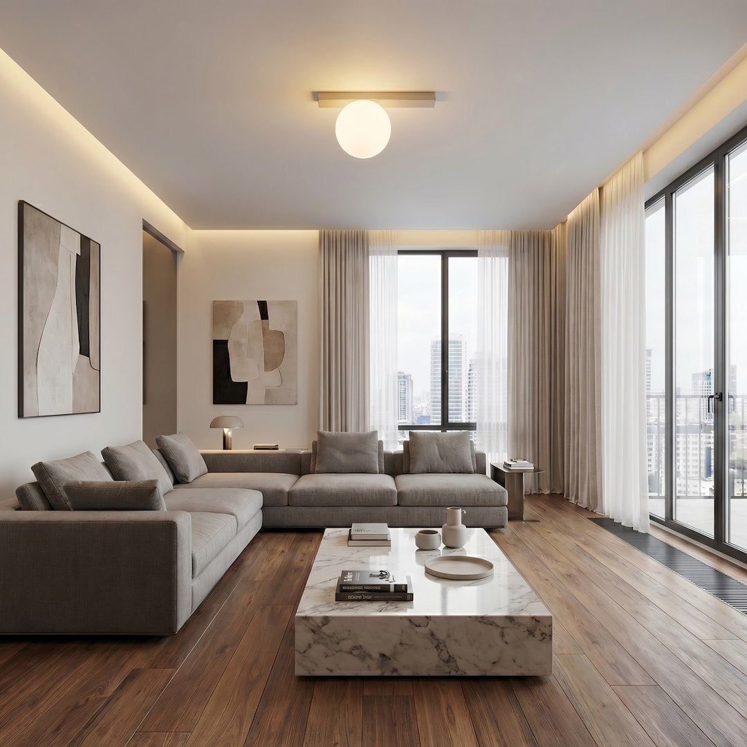 Mise en ambiance dans un salon contemporain avec canapé et grandes baies