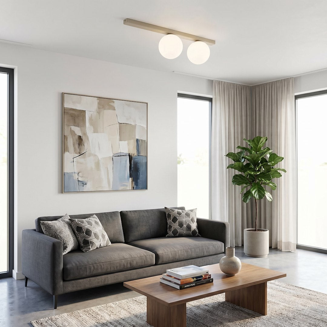 Mise en ambiance dans un salon clair au-dessus d'un canapé gris