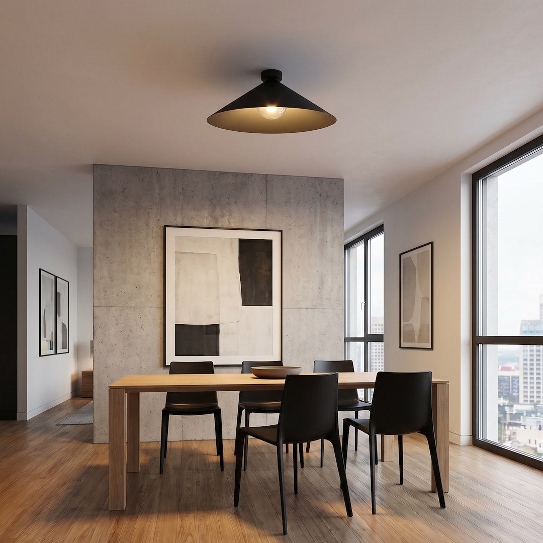 Mise en ambiance dans une salle à manger contemporaine, mur béton et table en bois