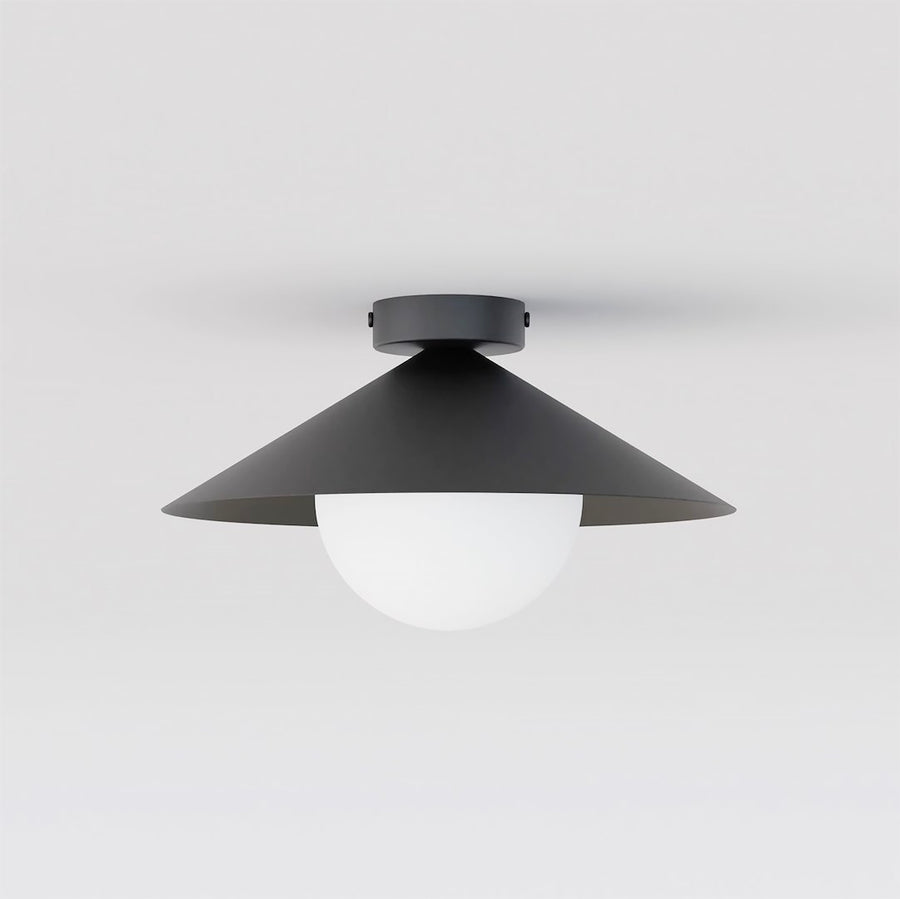 Plafonnier noir conique vu de face sur fond gris clair, diffuseur boule blanche.