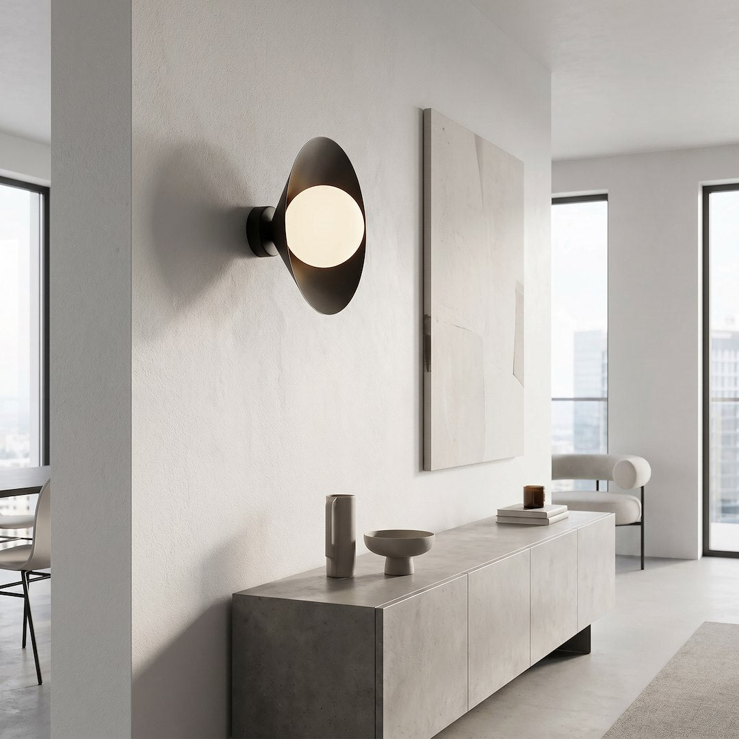 Vue en situation dans un intérieur épuré, applique noire fixée au mur au-dessus d'un buffet minimaliste.
