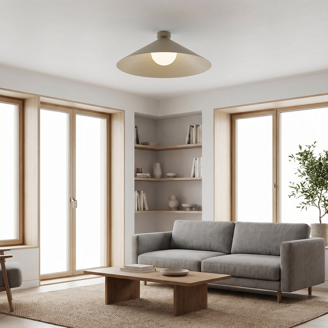 Séjour lumineux aux grandes baies vitrées, plafonnier conique beige au-dessus du canapé.