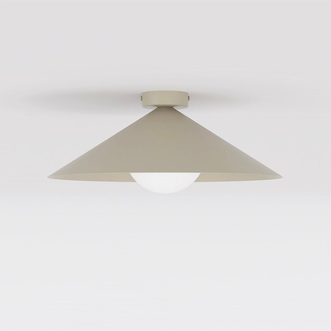 Plafonnier beige fixé au plafond, abat-jour conique et diffuseur en verre blanc.