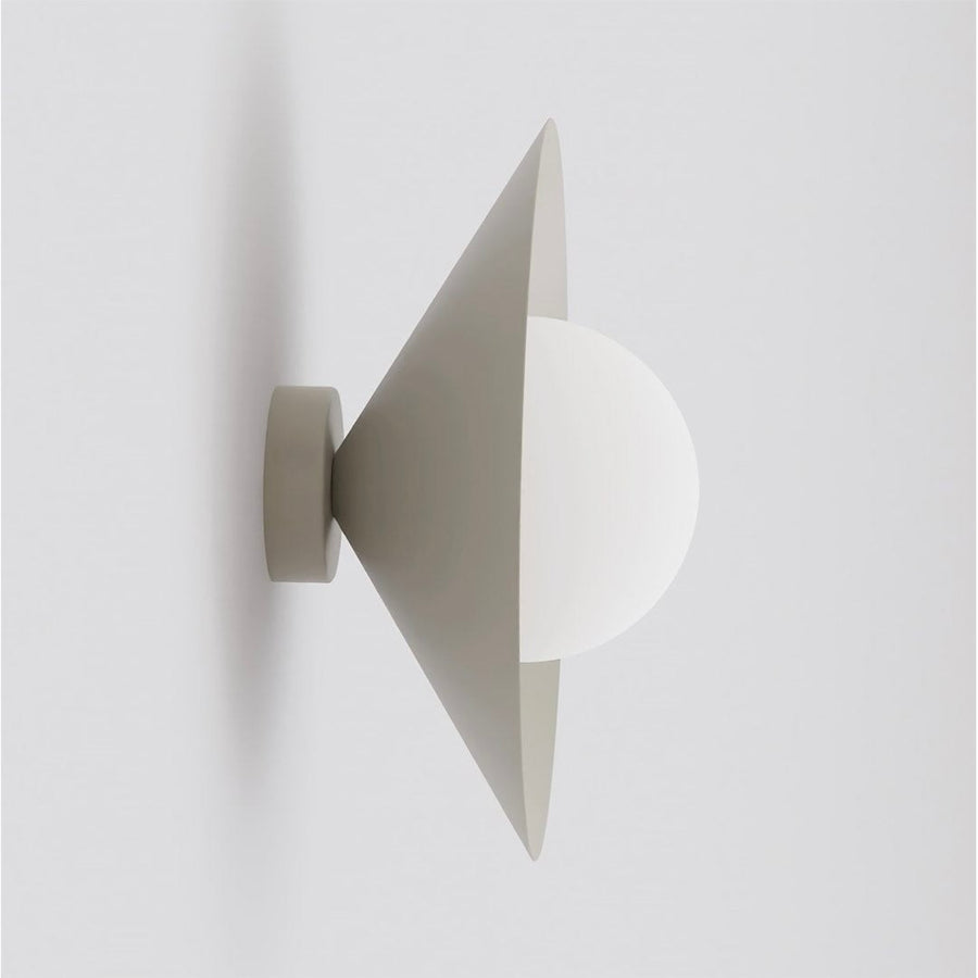 Vue de profil de l'applique murale beige avec cône et sphère en verre blanc.
