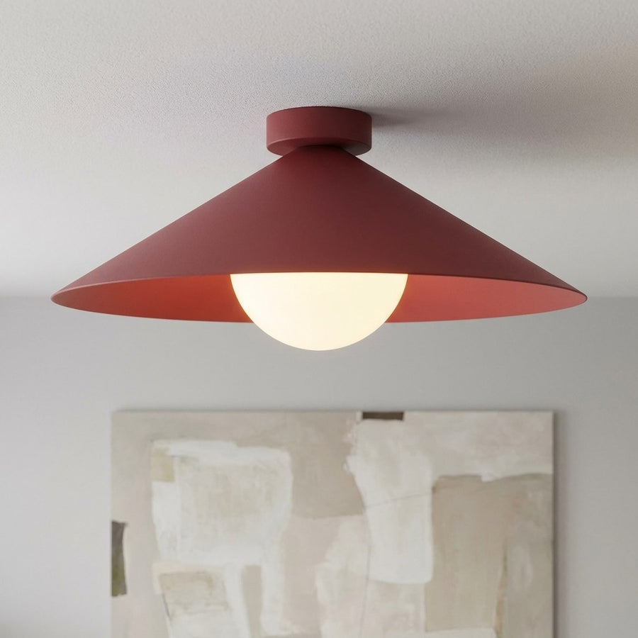 Plafonnier allumé diffusant une lumière chaude sous la coupole en verre