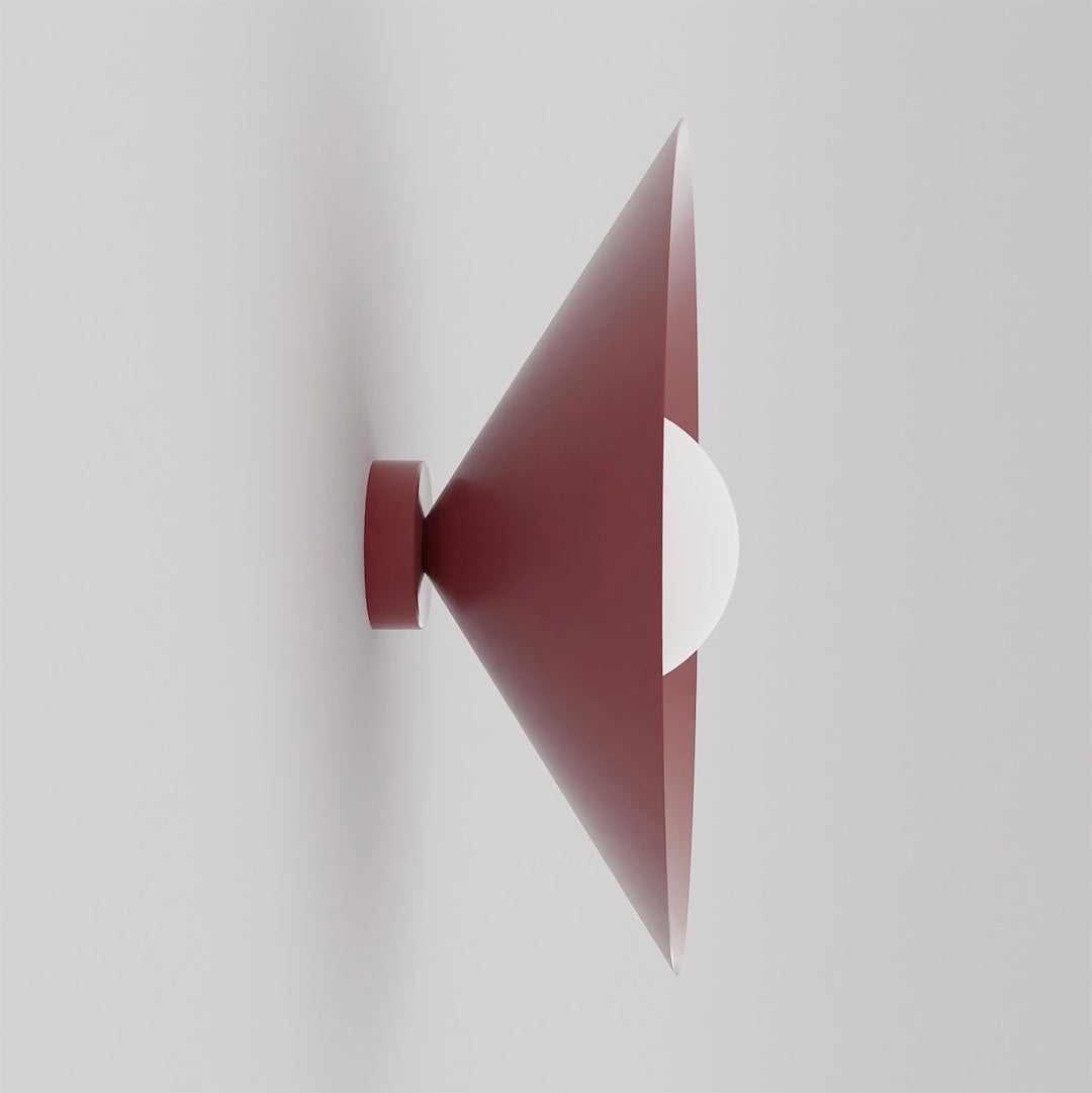 Vue de profil de l'applique montrant le cône bordeaux et la sphère en verre blanc