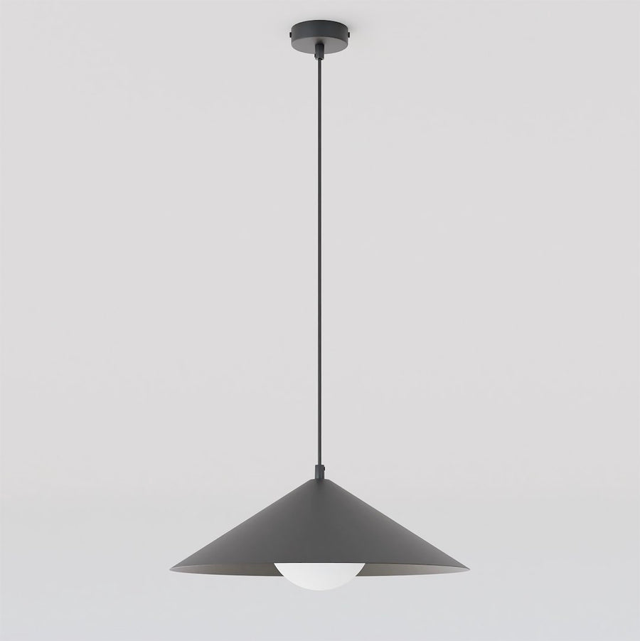 Suspension noire vue de face, abat-jour conique et diffuseur en verre blanc