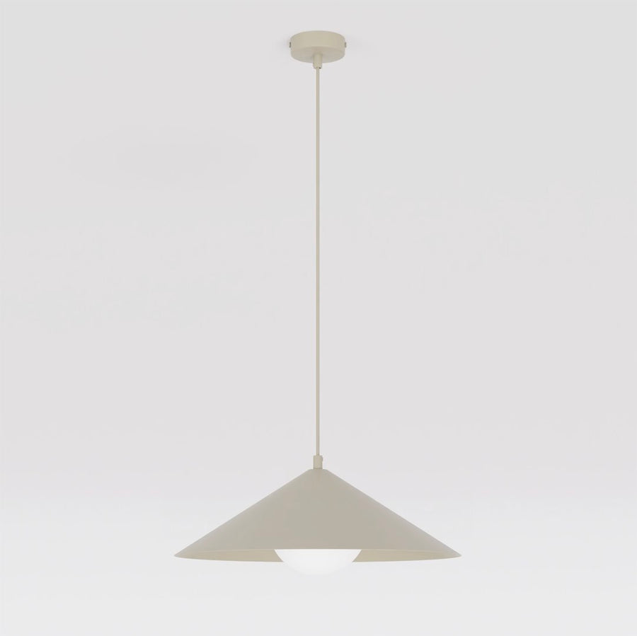 Suspension beige avec abat-jour conique et diffuseur en verre blanc, vue de face.
