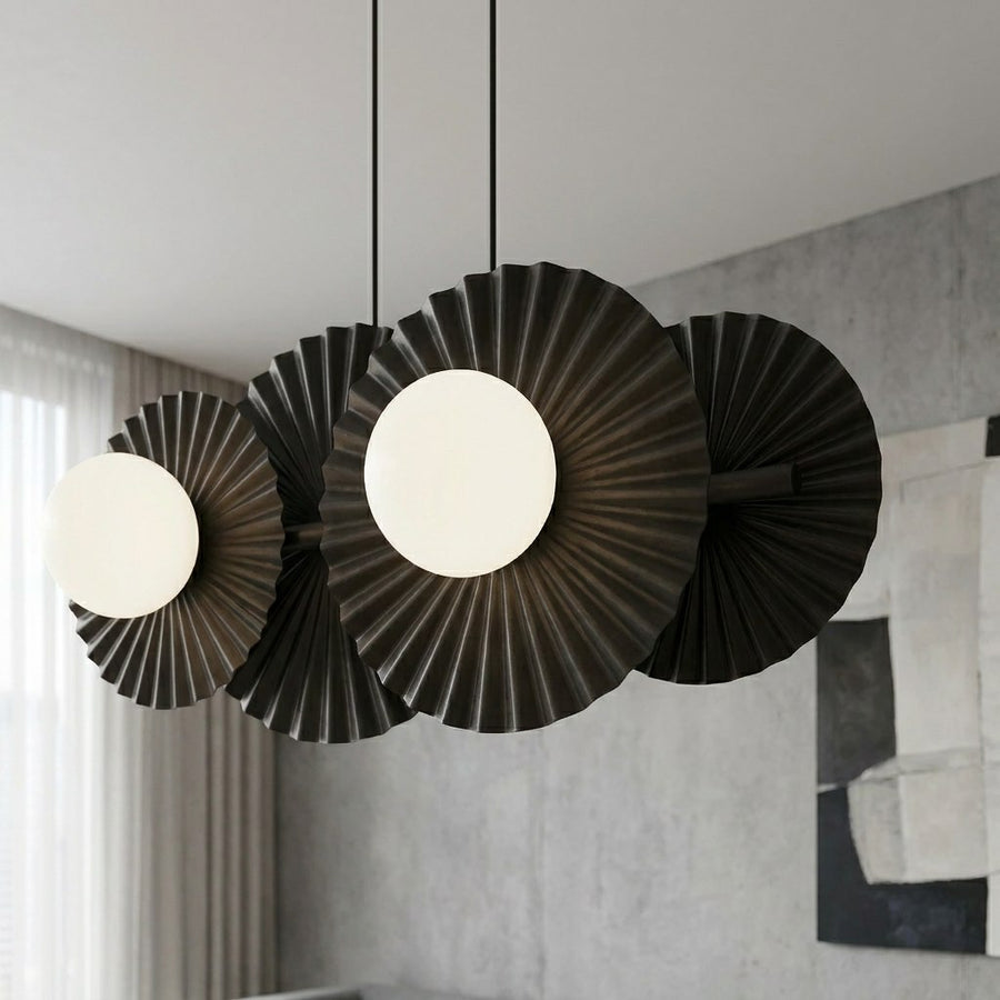 Gros plan sur les disques plissés noirs et les globes de verre blanc.
