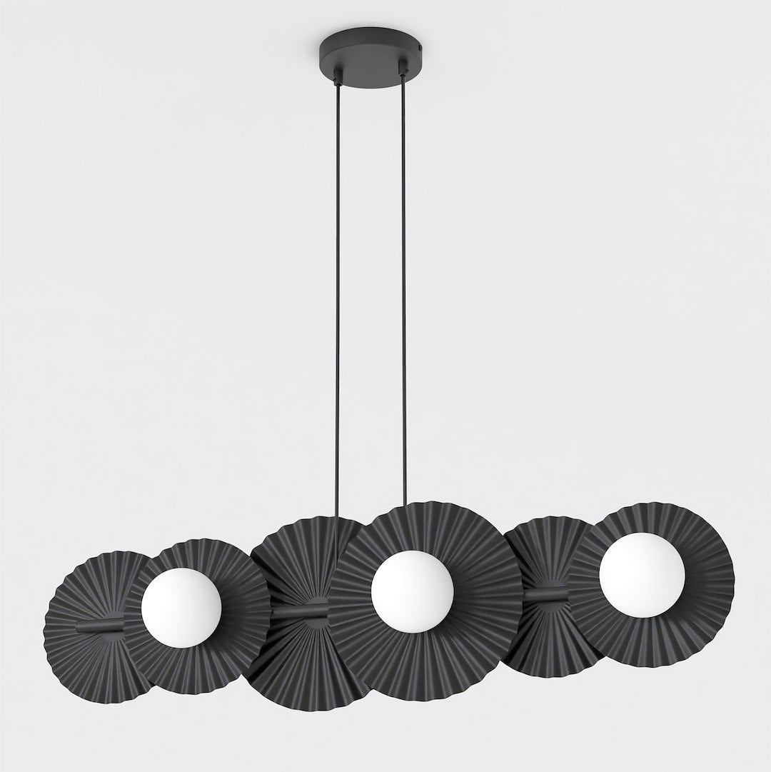 Vue de face du luminaire complet, disques noirs plissés et globes blancs