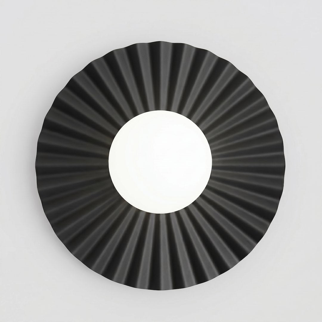 Applique murale noire plissée vue de face avec globe de verre blanc central