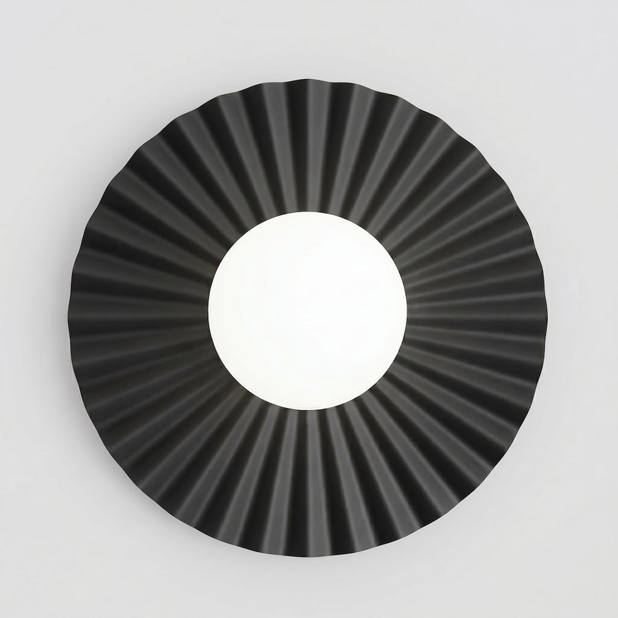 Applique murale noire plissée vue de face avec globe de verre blanc central