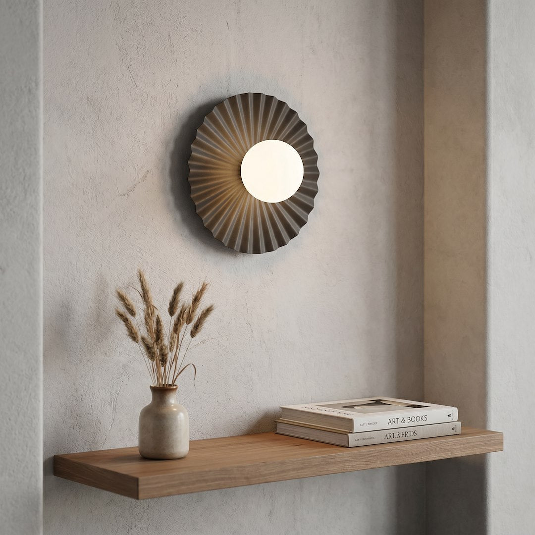 Luminaire éclairé au-dessus d'une étagère en bois avec vase et livres