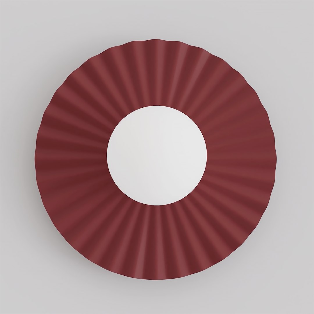 Vue de face de l'applique ronde bordeaux plissée avec globe central en verre blanc.