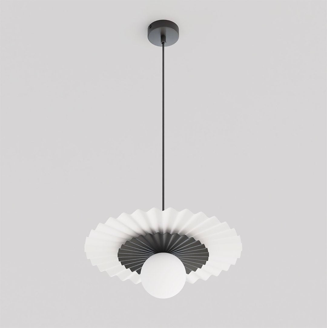 Vue de face du luminaire sur fond gris clair, abat-jour plissé noir et blanc