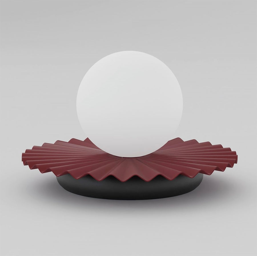 Lampe à poser de face, boule de verre blanc sur collerette plissée bordeaux et socle noir