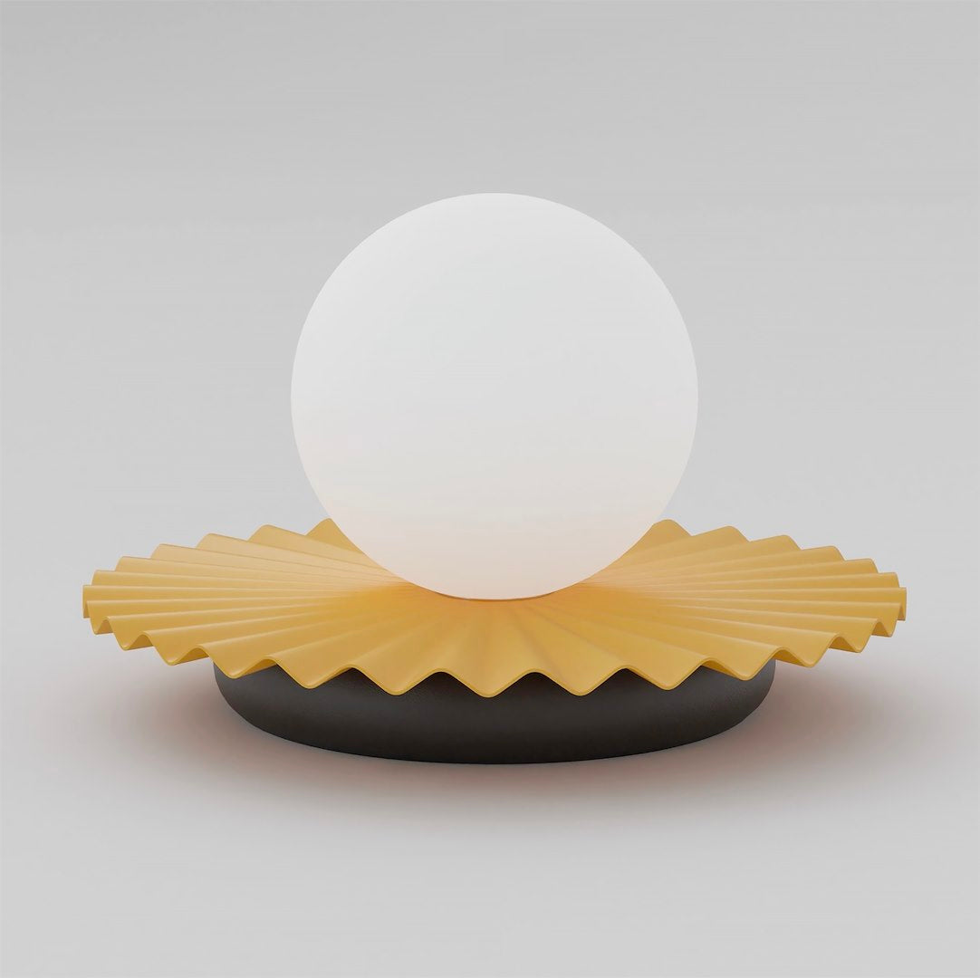 Lampe à poser de face, sphère en verre blanc sur collerette jaune plissée et socle noir