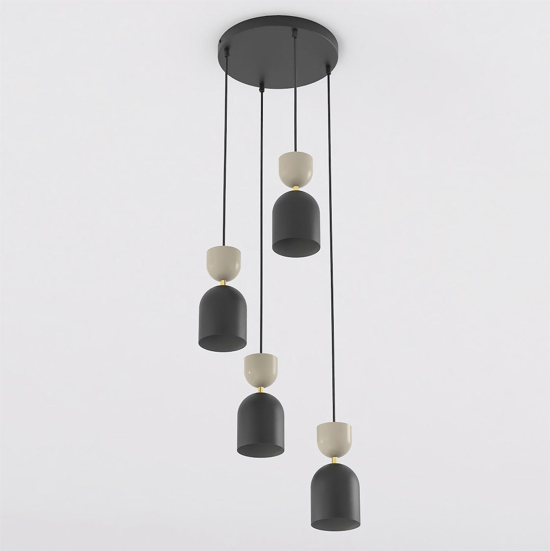 Suspension trois lumières vue de face, abat-jours noirs et coupelles beiges sur fond blanc.