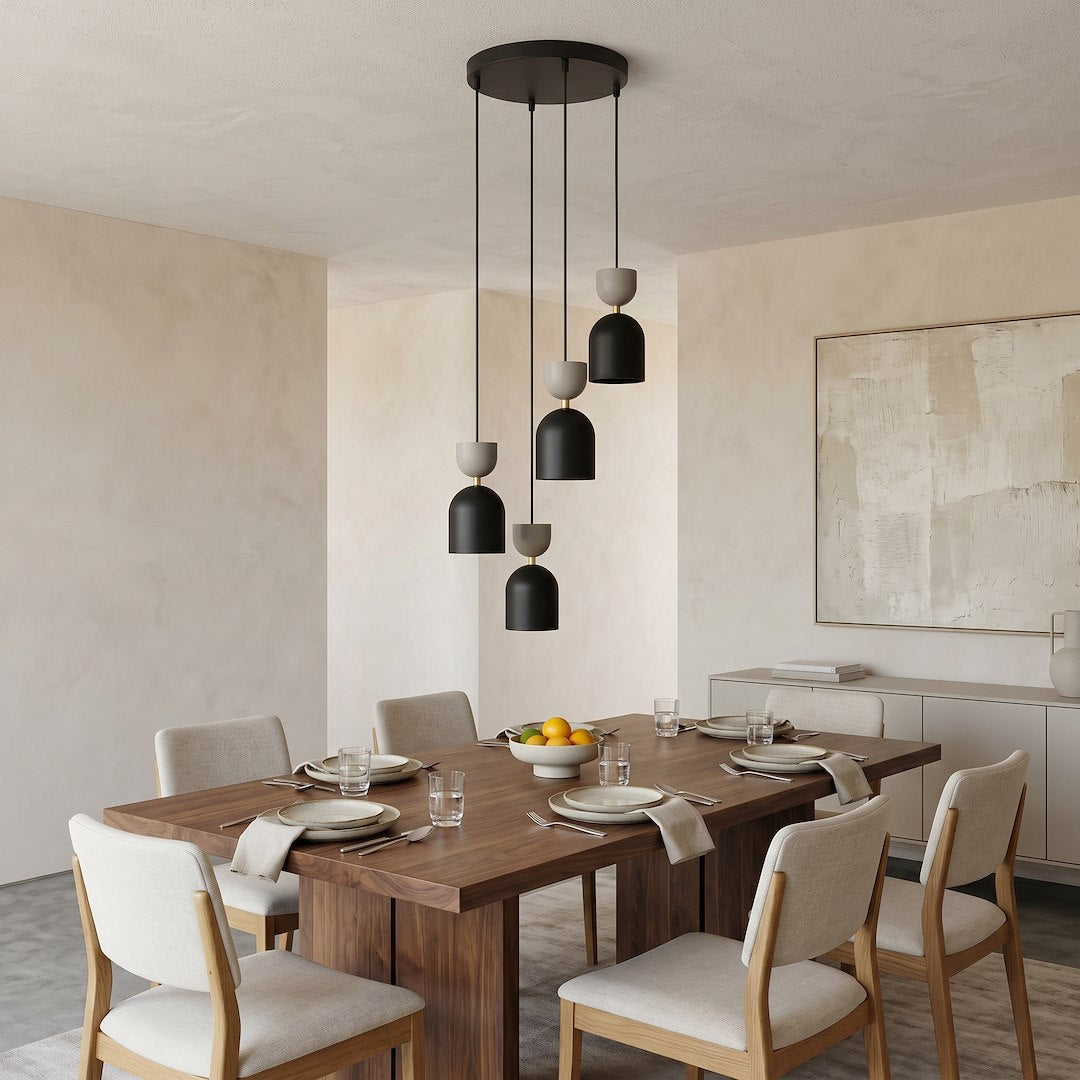 Mise en ambiance au-dessus d'une grande table à manger en bois, pièce neutre.