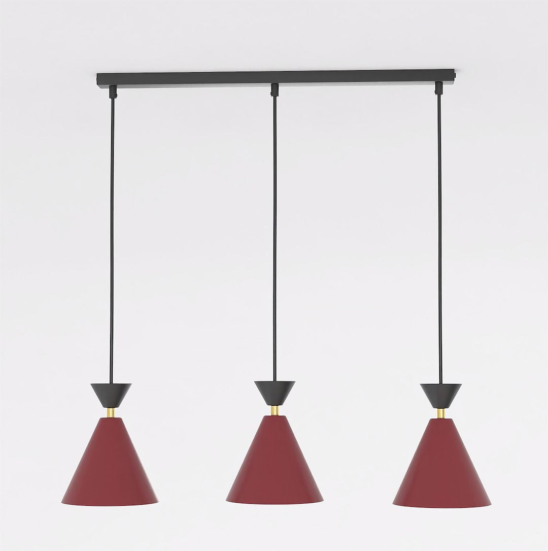 Vue de face symétrique du luminaire, trois abat-jours coniques rouges suspendus par câbles noirs